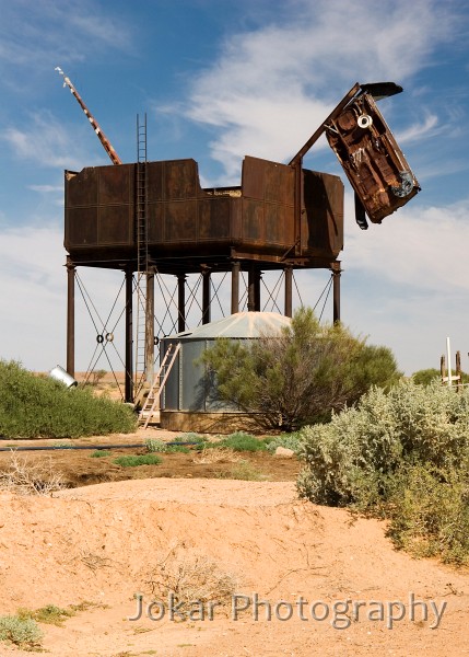 Lake Eyre (Day 2)_20070407_044.jpg - Water tower sculpture (the head is an old Valiant car), Alberrie, Oodnadatta Track, SA
